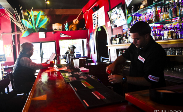 Quán bar: Địa điểm “lộ hàng” quen thuộc của các siêu phẩm