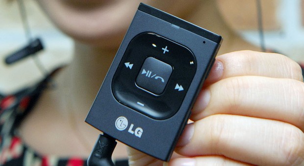 LG ra mắt tai nghe Bluetooth: đồng bộ không dây với Smart TV, pin 8 giờ
