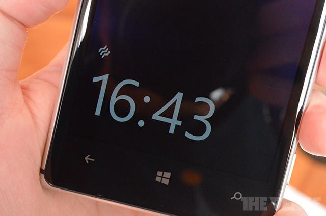 Lumia 925 được bổ sung tính năng lướt tay để xem đồng hồ trên lockscreen