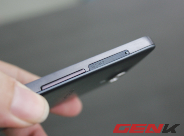  Thiết kế khay SIM đóng bằng nam châm thường thấy trên các sản phẩm dòng Lumia đời cũ.