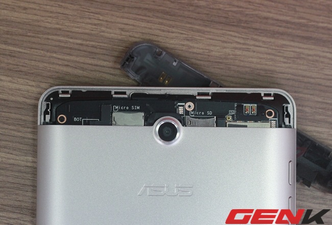 Khe sim và thẻ nhớ của Asus FonePad gây khá nhiều khó khăn khi tháo.