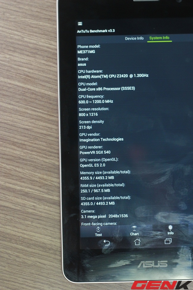  Asus FonePad có màn hình rất bóng và bám vân tay.