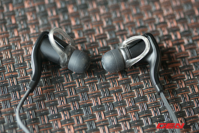 Mở hộp tai nghe in-ears Plantronics BackBeat Go 2 với pin chờ 6 tháng