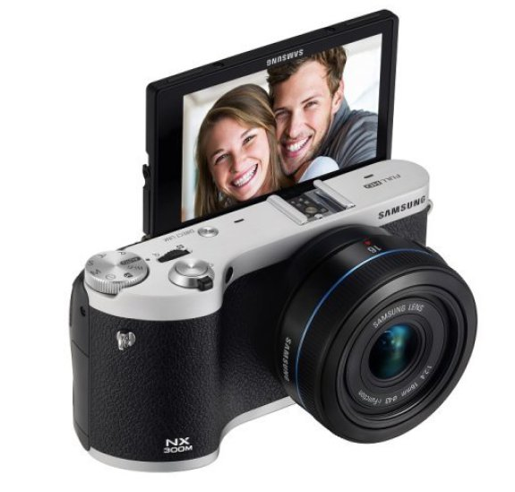 Samsung làm mới máy ảnh NX300 bằng phiên bản NX300M với màn hình lật 180 độ