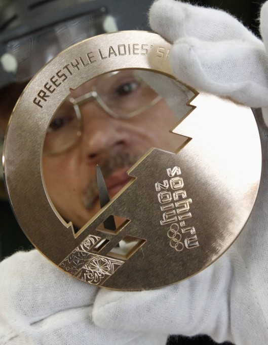 Cùng ngắm quy trình tạo ra 1 tấm huy chương thế vận hội mùa đông 2014