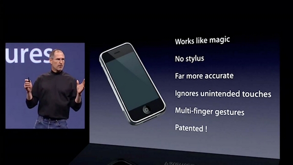  Steve Jobs và iPhone đầu tiên được trình làng năm 2007