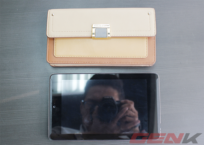  Asus Fonepad 7 có kích thước tương đương với chiếc ví cầm tay nữ.