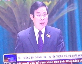  Bộ trưởng Nguyễn Bắc Son trả lời chất vấn. Ảnh chụp từ VTV.