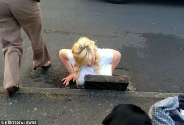 Câu chuyện gây sốt: cô gái bị mắc kẹt vì nhảy xuống cống cứu iPhone