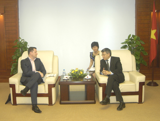 Thứ trưởng Bộ TT&amp;TT Lê Nam Thắng (bên phải) tiếp đại diện Liên minh Internet châu Á sáng 10/9/2014 tại trụ sở Bộ TT&TT.