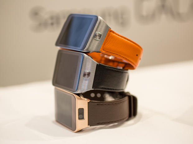 Gear 2 là thế hệ smartwatch mới nhất của Samsung. Bên cạnh việc từ bỏ Android để chuyển sang hệ điều hành Tizen, Samsung cũng bổ sung hàng loạt điểm mới trên sản phẩm này so với Galaxy Gear.
