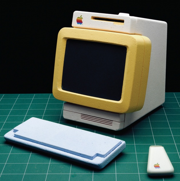 Ngắm thiết kế những chiếc máy tính, điện thoại và tablet của Apple những năm 1980