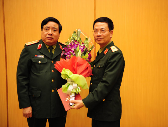 Đại tướng Phùng Quang Thanh, Bộ trưởng Bộ Quốc phòng trao quyết định bổ nhiệm Tổng giám đốc Viettel cho Thiếu tướng Nguyễn Mạnh Hùng.