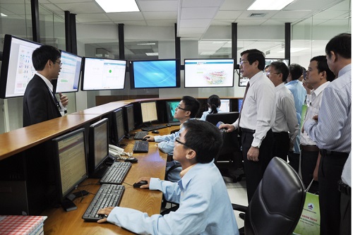Bộ trưởng Nguyễn Bắc Son tham quan Trung tâm điều hành Hệ thống thông tin.