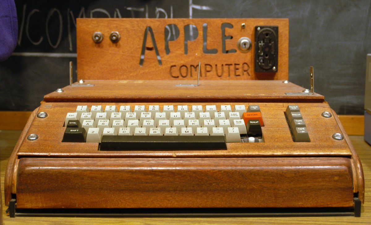 Thiết bị đầu tiên Apple sản xuất là máy tính, ra mắt năm 1976