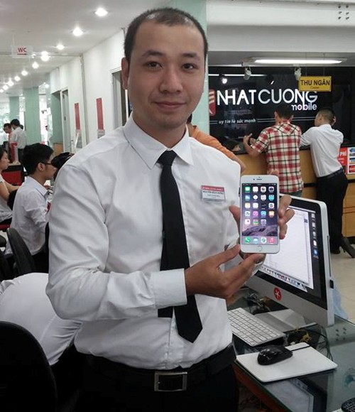 Chân dung vị khách sở hữu chiếc iPhone 6 Plus vừa xuất hiện tại Hà Nội.