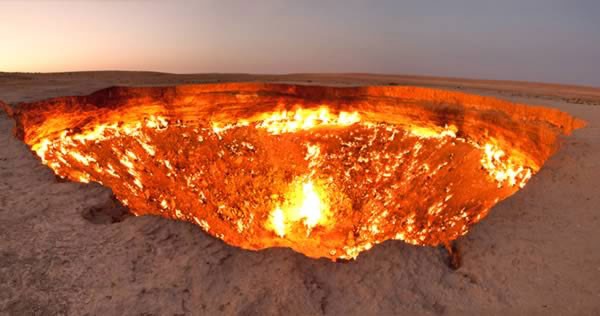 Mới nhìn qua, nhiều người sẽ nghĩ đây là cảnh tượng trong một bộ phim khoa học viễn tưởng. Tuy nhiên, chiếc hố cháy này tồn tại ở sa mạc Karakum, Turkmenistan. Người ta mệnh danh địa điểm này là &quot;Cánh cửa dẫn tới địa ngục&quot;, do chiếc hố đã bốc cháy suốt 40 năm sau một sự cố trong quá trình khoan khiến khí gas rò rỉ.