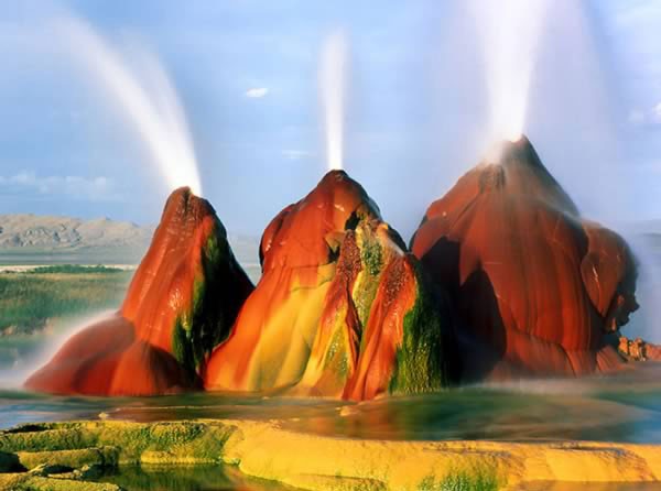 Fly Geyser là một giếng phun nhỏ nằm ở phía bắc Gerlach, bang Nevada, Mỹ. Người ta vô tình phát hiện nó trong quá trình khoan giếng vào năm 1916. Nước nóng phun trào qua nhiều năm, mang theo những khoáng chất. Chính những khoáng chất này tạo nên màu sắc huyền ảo cho Fly Geyser.