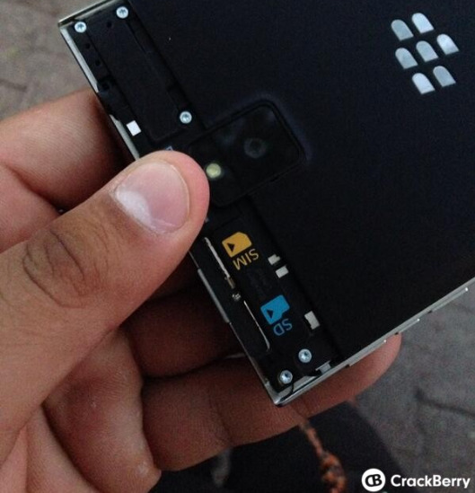 Thêm hình ảnh thực tế về Blackberry Passport với thiết kế độc đáo 