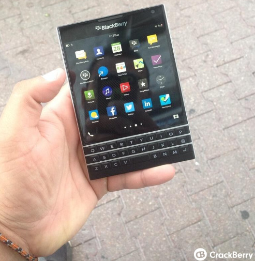 Thêm hình ảnh thực tế về Blackberry Passport với thiết kế độc đáo 