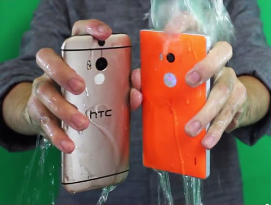 HTC One M8 và Nokia Lumia 930 được dội nước đá (ảnh cắt từ clip của Cellphones).