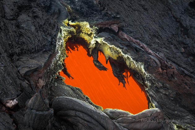 Núi lửa phun trào tạo thành dòng sông nham thạch dài 20 km