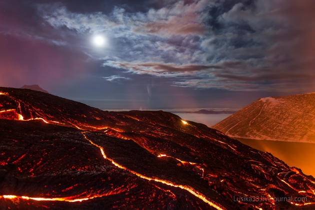 Núi lửa phun trào tạo thành dòng sông nham thạch dài 20 km