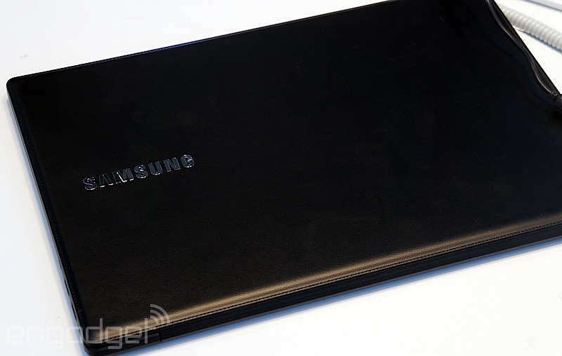 Samsung ra mắt thêm 1 laptop dùng nắp giả da