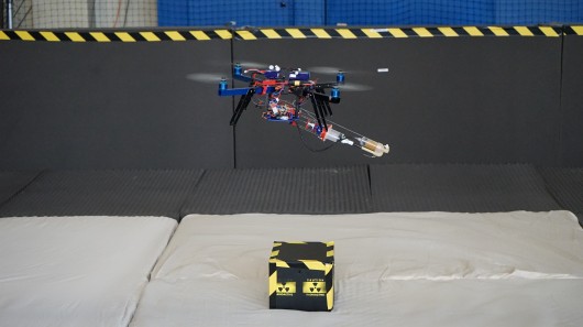 3D-in quadcopter robot di chuyển lên mục tiêu của nó (Ảnh: Aerial Robotics Lab)