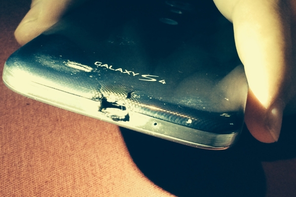 Chiếc Galaxy S4 bị cháy sau khi sạc qua đêm với cục sạc và pin chính hãng.