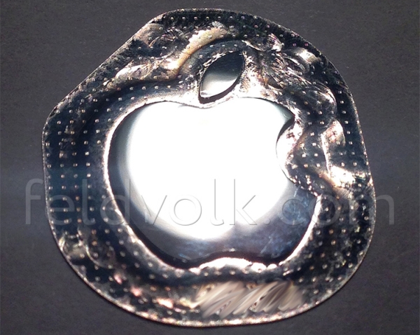 Thứ 2, logo Táo Khuyết dường như sẽ được làm từ một loại vật liệu chống xước, có thể là kim loại lỏng. Tuy nhiên, đây không phải là lần đầu tiên vật liệu này được nhắc tới trong các tin đồn liên quan đến Apple.