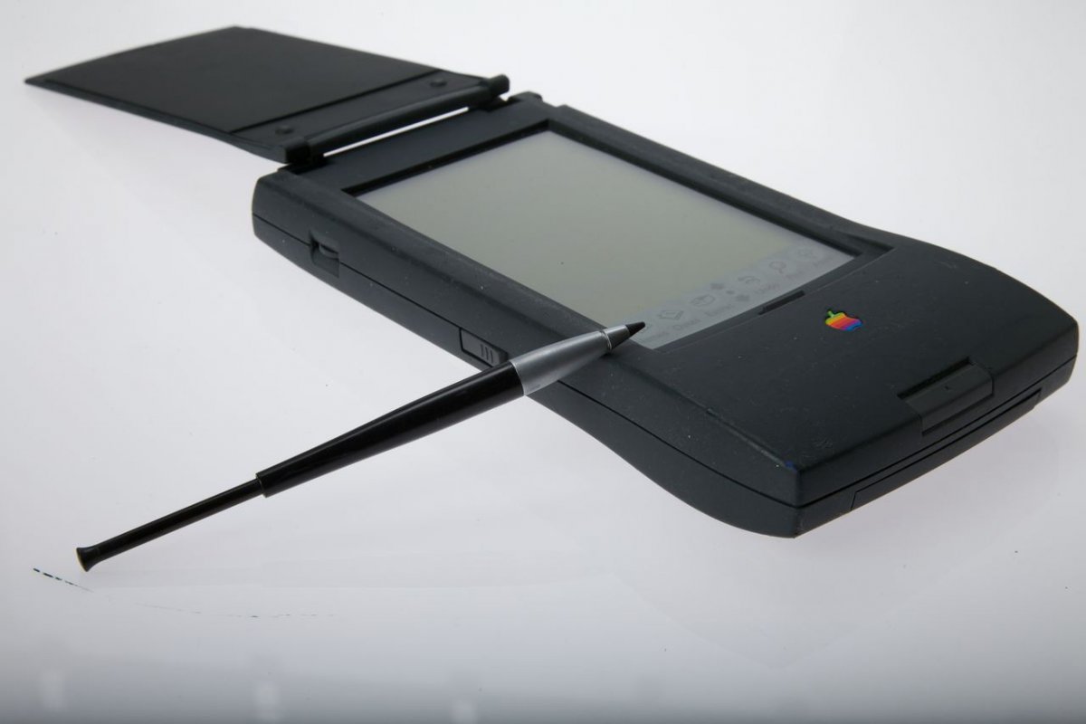 His first design for Apple was the Lindy MessagePad. Ive&apos;s favorite part was the flip cover, which foreshadowed the popularity of flip cellphones.