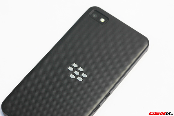 Cận cảnh BlackBerry Z10 2 phiên bản đen và trắng tại Việt Nam 11
