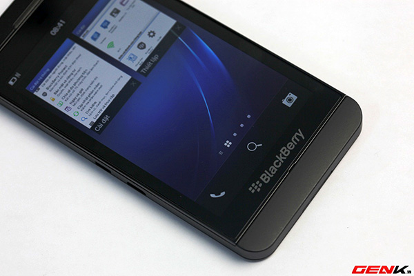Cận cảnh BlackBerry Z10 2 phiên bản đen và trắng tại Việt Nam 2