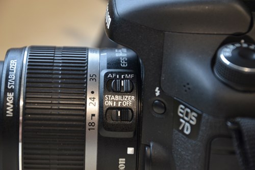 Ống kit EF-S 18-55mm/f3.5-5.6 được dùng trên body EOS 7D của Canon.