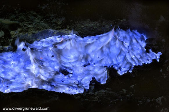 Dòng lưu huỳnh nhão từ miệng núi lửa Kawah ljen.
