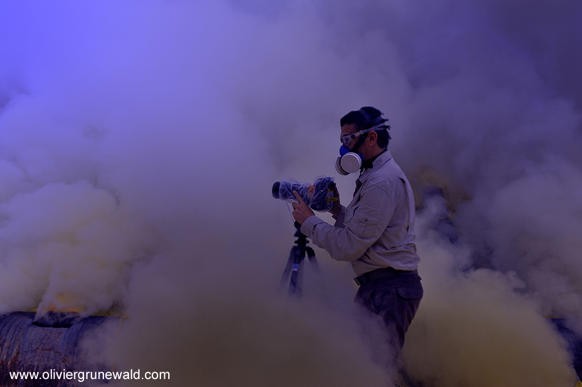 Nhiếp ảnh gia đeo mặt nạ phòng độc và bọc kỹ máy ảnh khi tác nghiệp tại núi lửa Kawah ljen để làm một phim tài liệu về những ngọn lửa xanh ở đây.Bài viết: http://news.zing.vn/Lua-xanh-ky-ao-tren-nui-lua-o-Indonesia-post383399.html#categoryNguồn Zing News