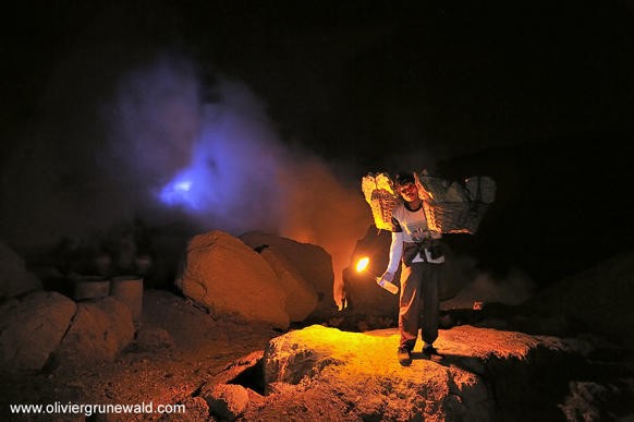 Trong hơn 40 năm qua, thợ mỏ đã khai thác lưu huỳnh từ miệng núi lửa Kawah ljen.Bài viết: http://news.zing.vn/Lua-xanh-ky-ao-tren-nui-lua-o-Indonesia-post383399.html#categoryNguồn Zing News
