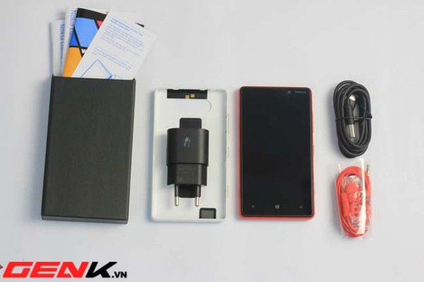 Đập hộp Nokia Lumia 820 chính hãng tại Việt Nam giá 11 triệu đồng 2
