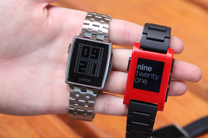 Left: Pebble Steel. right: original plastic Pebble