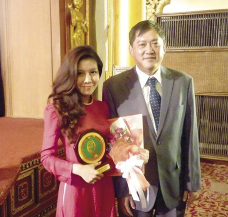 Tuệ Nghi và đại sứ toàn quyền Việt Nam tại Myanmar.