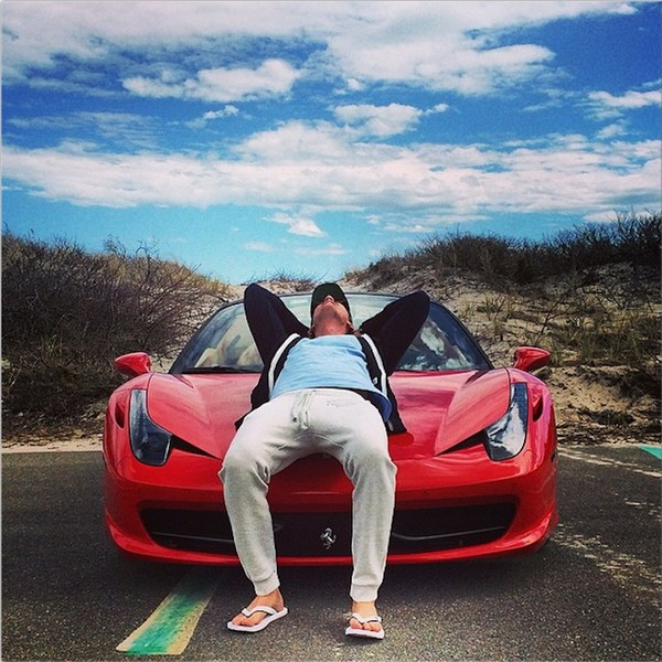 Một kì nghỉ hè bình thường là tụ tập ở Hamptons với bạn bè sau đó lái chiếc Ferrari 458 về nhà thôi mà!