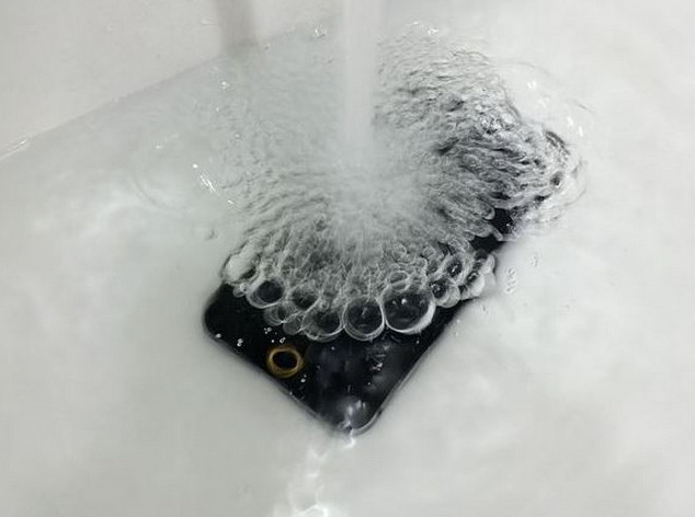 Xuất hiện hình ảnh iPhone 6 ngâm mình dưới nước