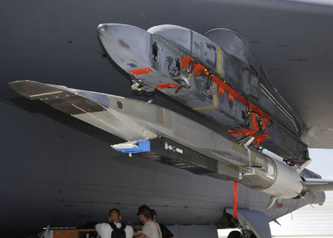 Tên lửa siêu vượt âm X-51A trên cánh máy bay B-52 chuẩn bị cho cuộc thử nghiệm.