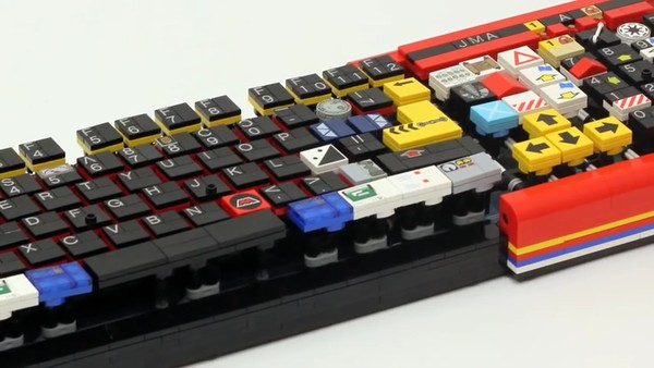 Bàn phím làm từ mảnh ghép Lego không thể ấn tượng hơn