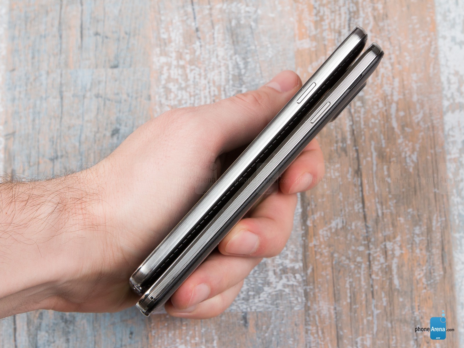 Sườn máy của Galaxy Note 3 Neo cũng có một chút khác biệt khi không có những rãnh nhỏ song song với thân máy. Có lẽ Samsung muốn đơn giản hóa công đoạn gia công thiết kế của chiếc điện thoại này.