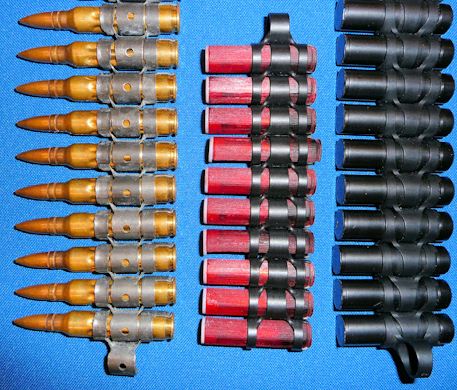 Chương trình LSAT: đạn vỏ nhựa (bên phải), đạn không vỏ (giữa), so với 1 băng đạn 5,56mm thông thường (trái)