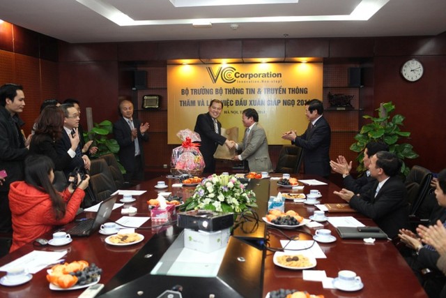 Bộ trưởng Nguyễn Bắc Son tặng quà lưu niệm cho lãnh đạo VCCorp