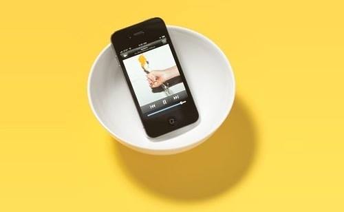 Bạn muốn loa ngoài iPhone nghe nhạc to hơn? Chỉ cần đặt nó vào một chiếc bát.