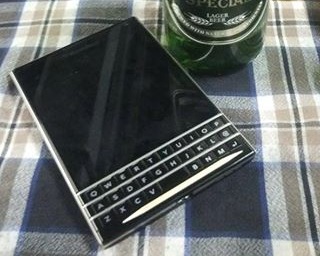 Nguyên mẫu Blackberry Passport - Nguồn: Internet